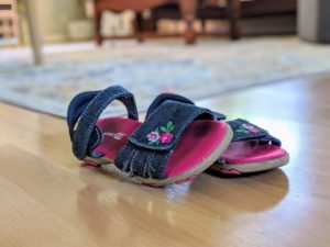 hot to keep toddler shoes on